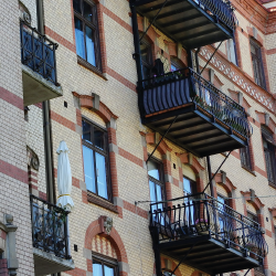 Hausansicht sanierter Altbau mit Balkons