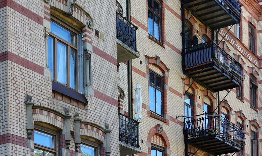 Außenansicht sanierter historischer Altbau mit Balkonen