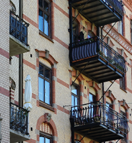 Außenansicht sanierter historischer Altbau mit Balkonen